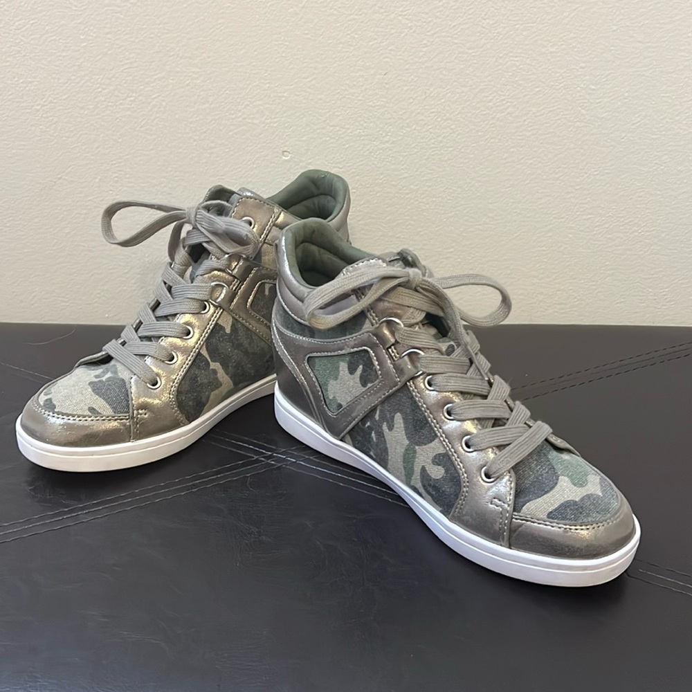Camouflage wedge sneaker size 7 1/2